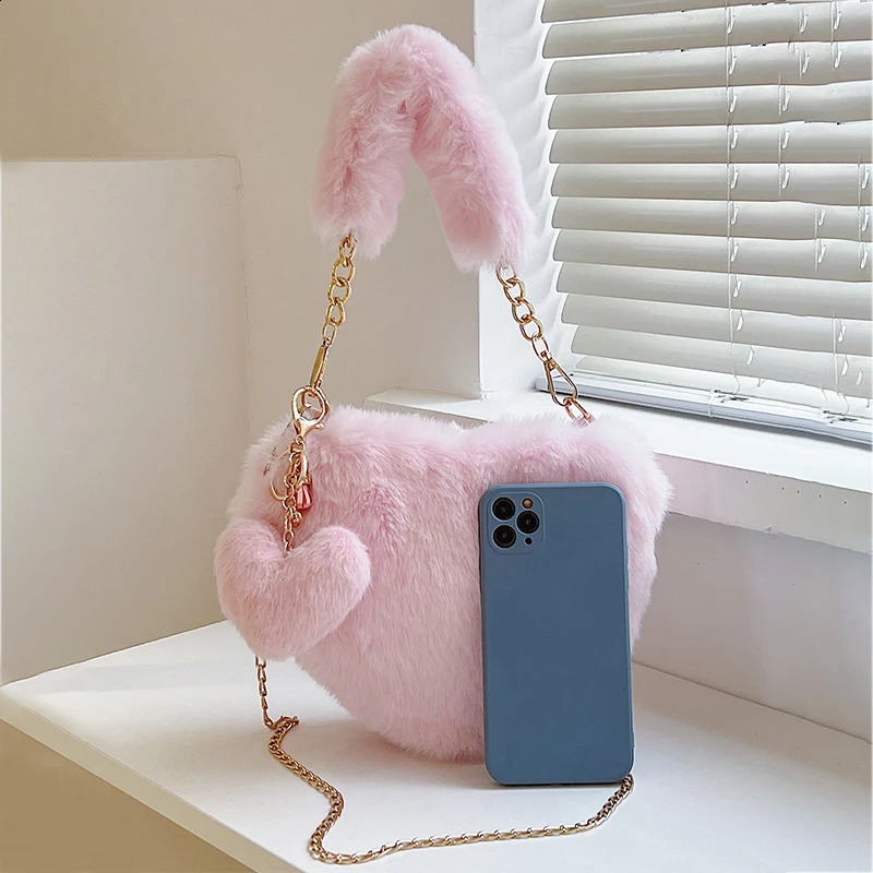 Faux Fur Heartshaped Women Small Handbags Fluffy Plush Ladies Chain Shoulder Bag Fashion Female Furry Daily Clutch Purse 240826Z