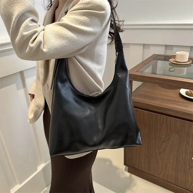 Korean Fashion Womens Handbag with Large Capacity Crossbody Bag Simple Leisure Commuting PU Leather Single Shoulder Tote y240826