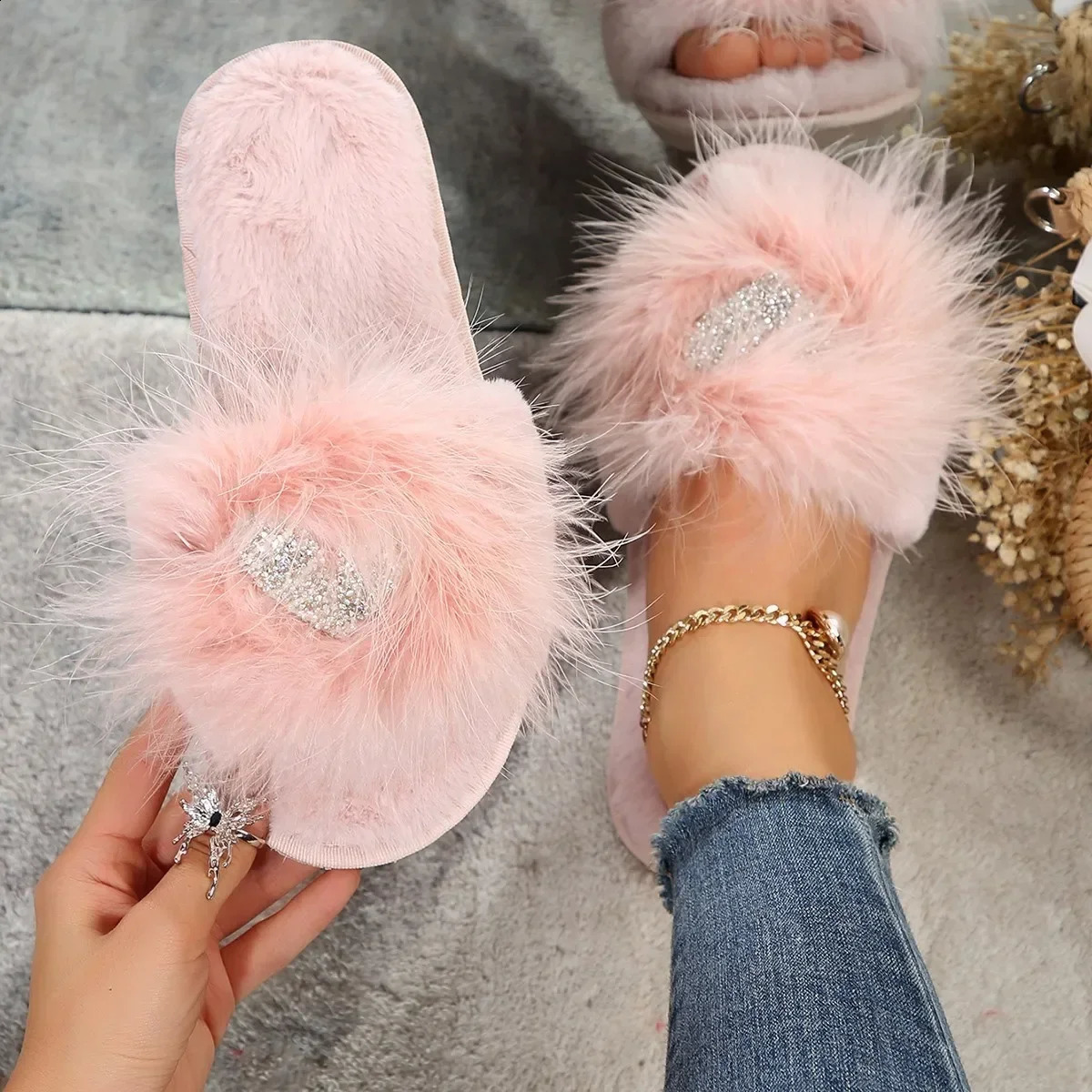 Warm plush slider womens slider flat shoes womens shoes heart-shaped sparkling crystal platform fluffy fur slider shoes Zapatos 240827