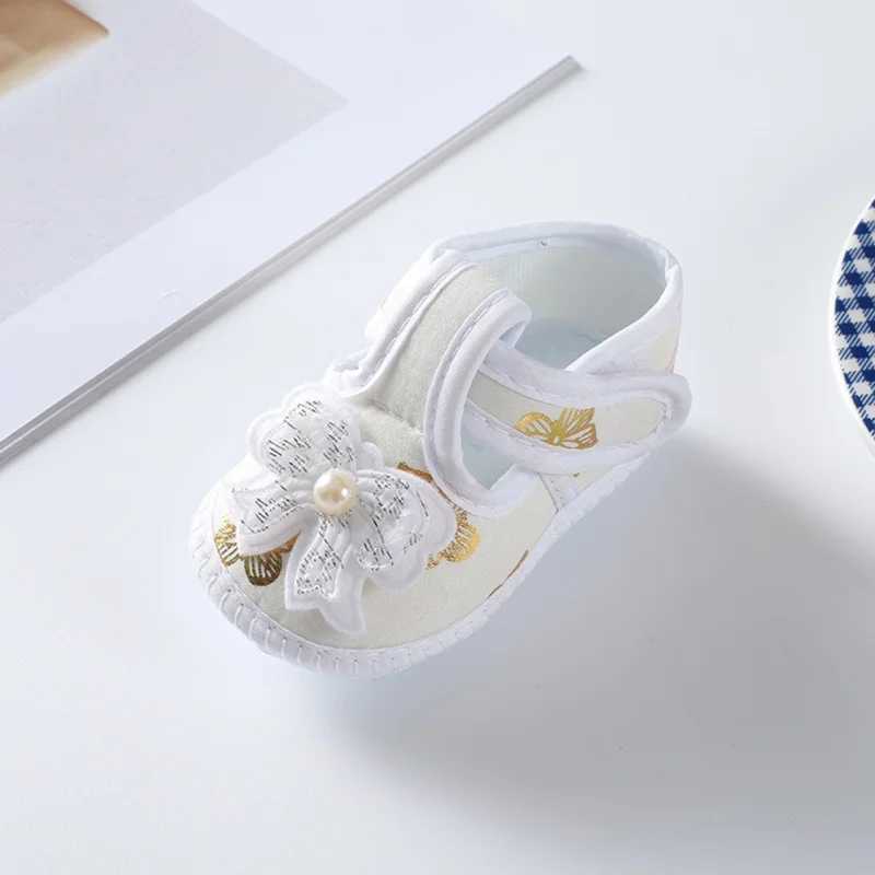 Stylish Baby Girl Floral Slippers Soft Sole Footwear for Spring and Autumn (0-8 months) M240827