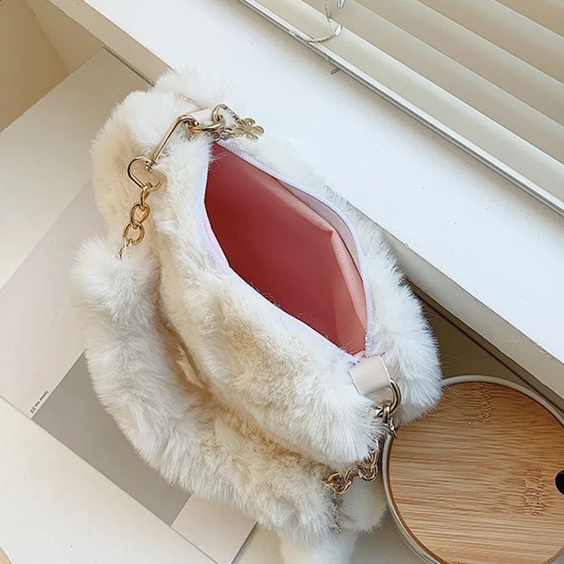 Faux Fur Heartshaped Women Small Handbags Fluffy Plush Ladies Chain Shoulder Bag Fashion Female Furry Daily Clutch Purse 240826Z