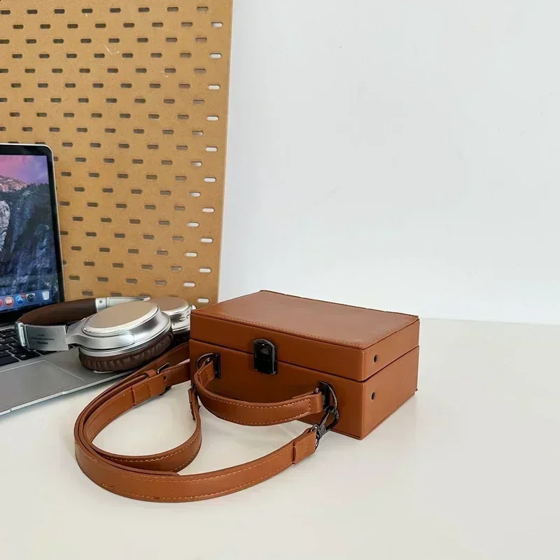 Selling Couples Solid Color Versatile Small Square Bag PU Lock Buckle Light Mens Womens Same Style Crossbody Bag 240827