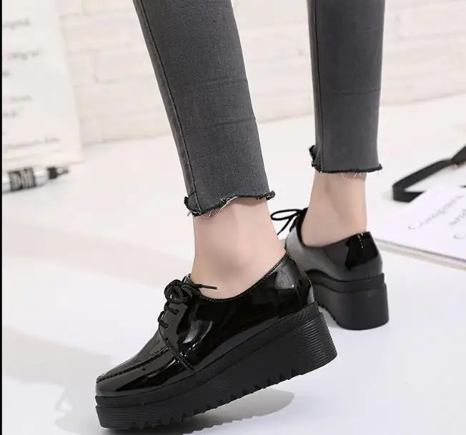 Autumn and Spring Womens Flat Black Shoes Thick Bottom Shoes Patent Leather Upper Flat Oxford Shoes Womens Crawling Flat Bottom Shoes 240827