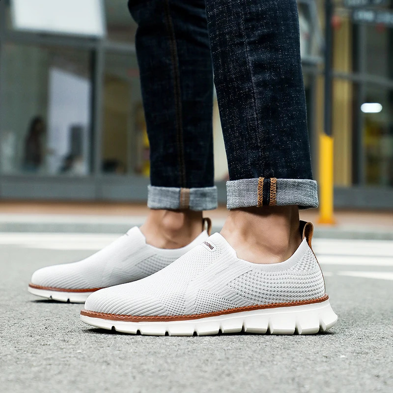 Outdoor mens sports shoes mens lightweight summer fashion breathable mesh mens casual shoes Zapatillas Hombre 240827