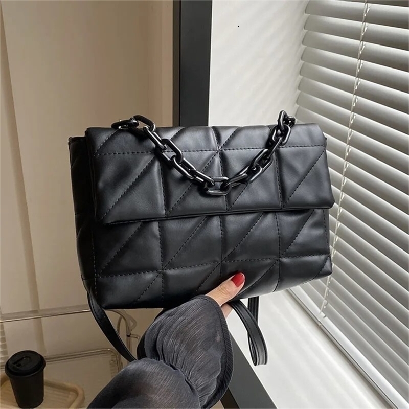 Trendy Handbags 2023: Chain Embellished Crossbody hot Purse for Women