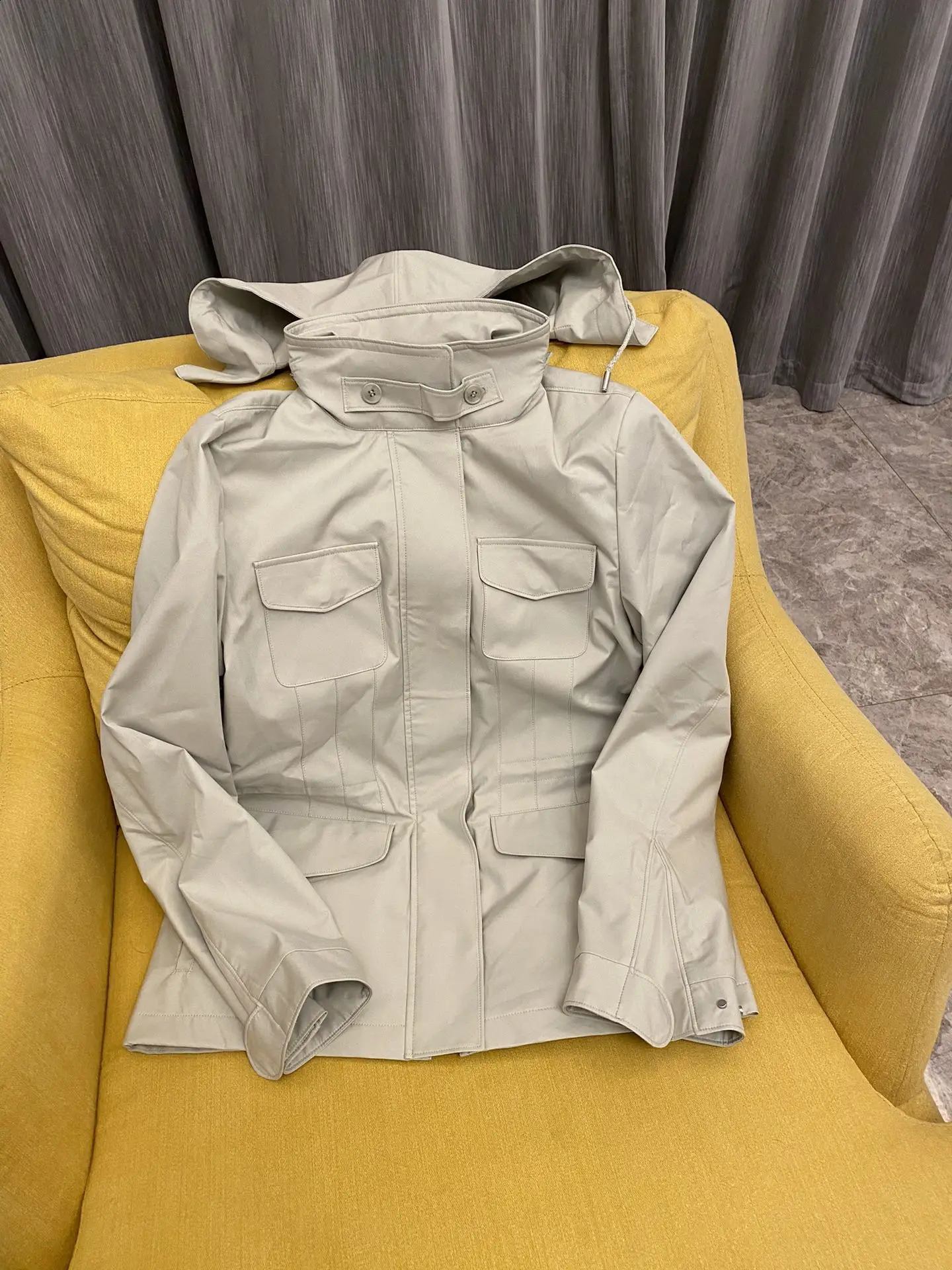highquality traveler classic womens windbreaker European and American style jacket outdoor short 240826