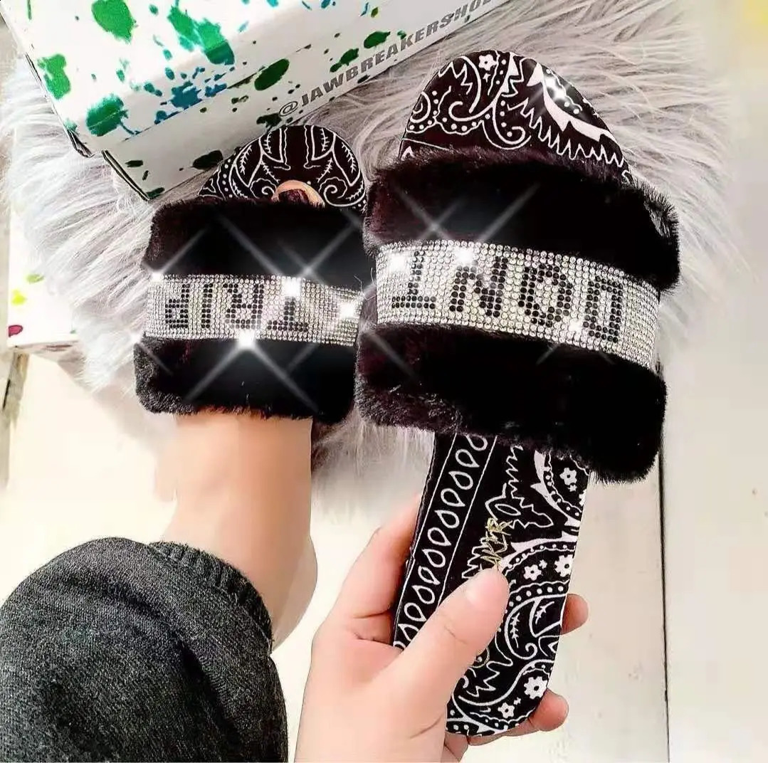2024 Womens Warm Smooth Crystal Soft Womens Shoes with Water Diamond Decoration Fluffy Sliding Block 240827