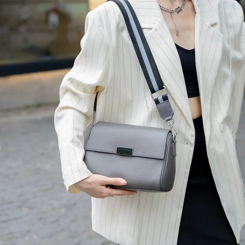 2024 AutumnWinter Underarm Bag Womens Fashion Retro Cow Leather Crossbody Handbag High Quality Texture Shoulder 240828Z