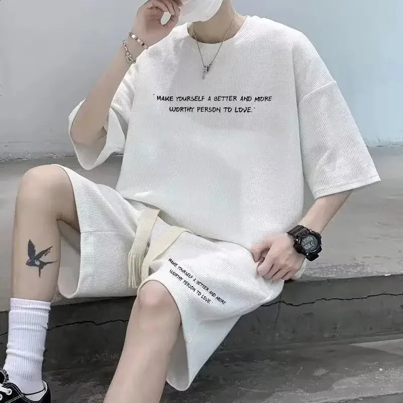 Mens casual sports short sleeved set simple checkered short sleeved fashionable T-shirt 2-piece set suitable for summer teenagers 240827