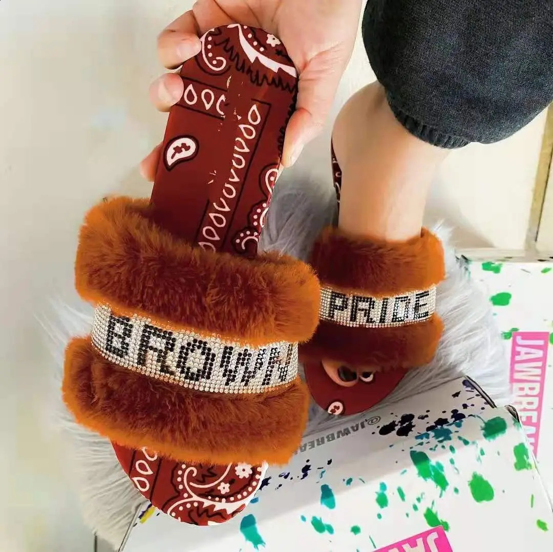 2024 Womens Warm Smooth Crystal Soft Womens Shoes with Water Diamond Decoration Fluffy Sliding Block 240827