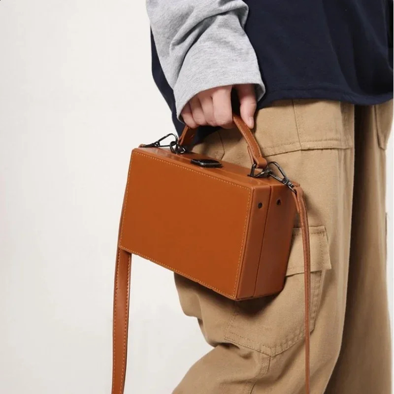 Selling Couples Solid Color Versatile Small Square Bag PU Lock Buckle Light Mens Womens Same Style Crossbody Bag 240827