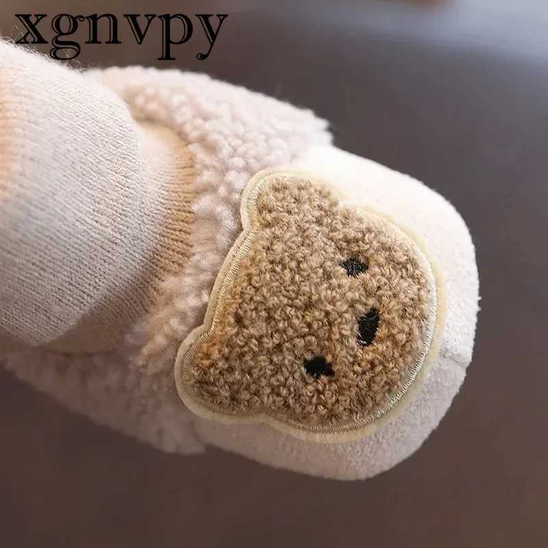 Baby shoes with soft soles thick and warm for 1-year-old newborn boys and girls during autumn and winter when they dont fall M240827