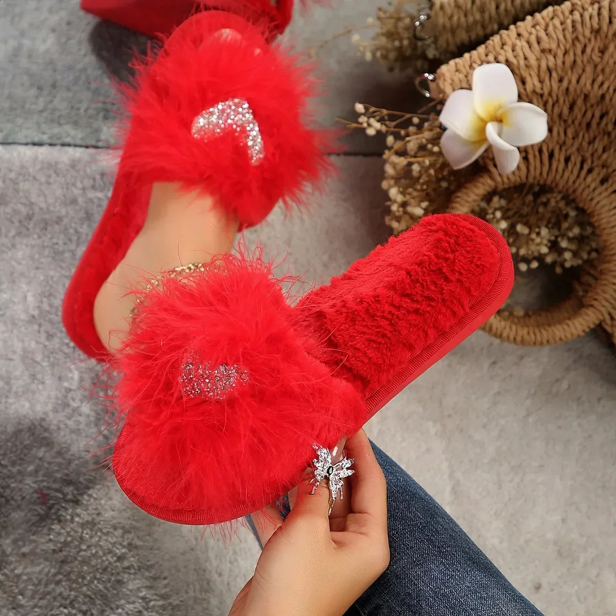 Warm plush slider womens slider flat shoes womens shoes heart-shaped sparkling crystal platform fluffy fur slider shoes Zapatos 240827