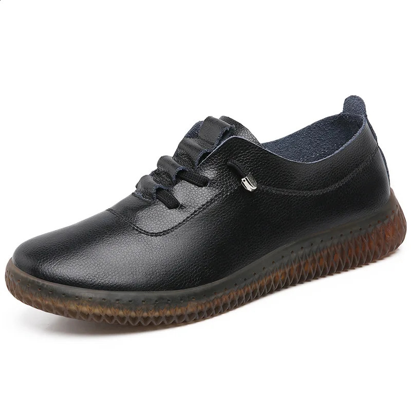 Leather womens casual soft soled lightweight flat shoes outdoor sports walking summer and autumn womens sliding sports shoes 240827
