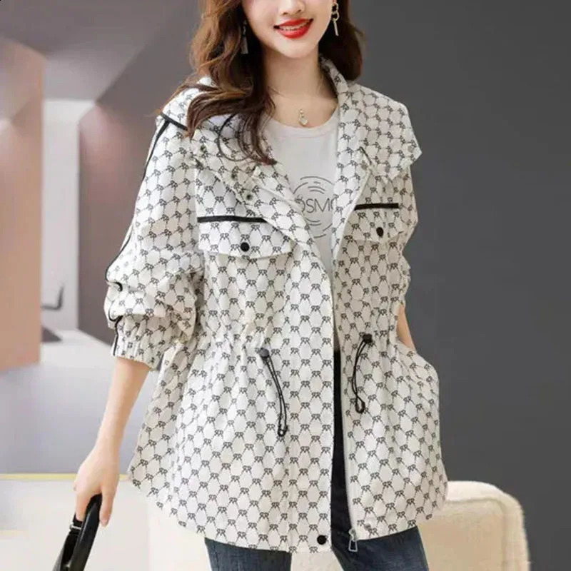 Spring and Autumn Korean High end Leisure Hooded Windproof Womens Loose Warm Printed Trench Coat 240826