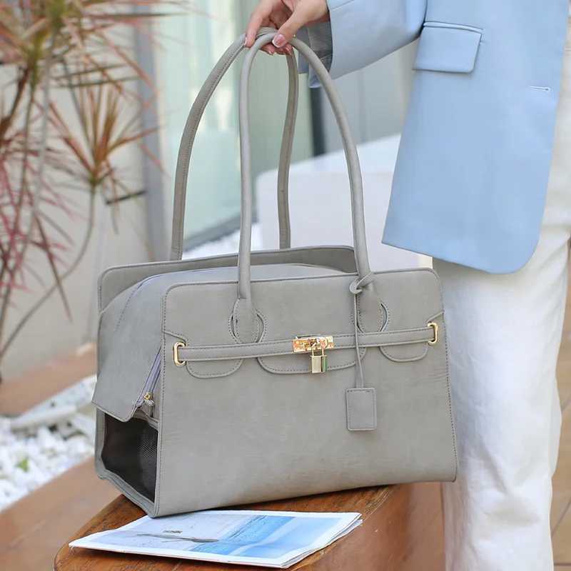 New Luxury PU Leather Pet Carrier Bag Breathable Handbag For Puppy Cat Fashion Dog One-shoulder Bag Portable Pet Travel HandbagX240827