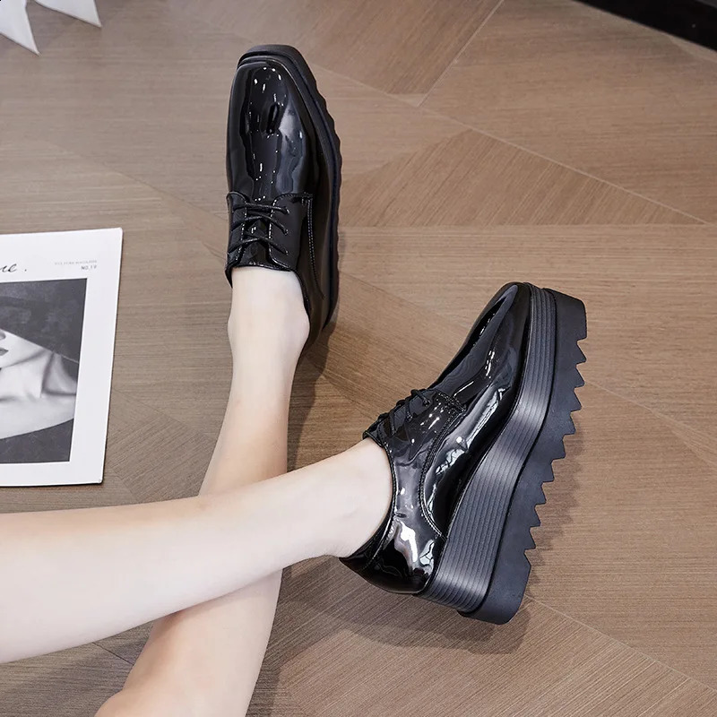 Square Toe Shoes Womens 2024 Modis Fully Matched British Style Womens Shoes Autumn Patent Leather Ballet Apartment Casual Sports Shoes Clog 240827