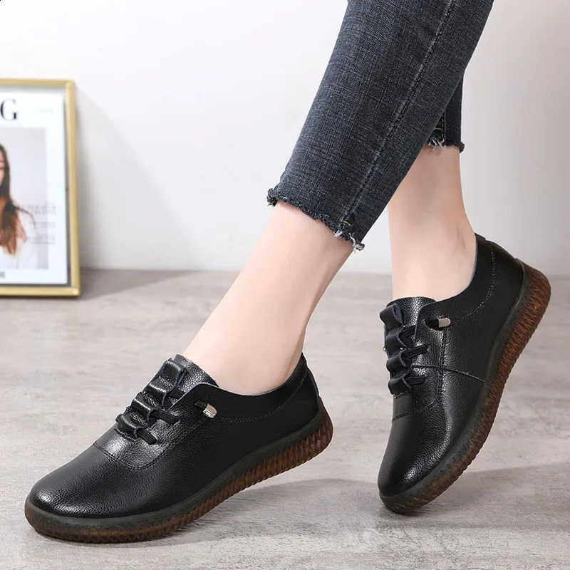 Leather womens casual soft soled lightweight flat shoes outdoor sports walking summer and autumn womens sliding sports shoes 240827