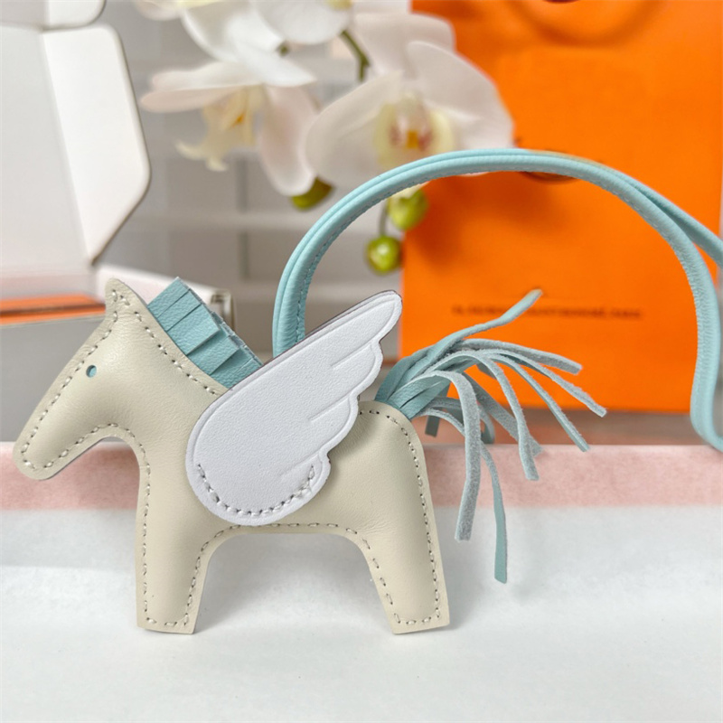 Lanyards Rodeo Pegase Designer Leather Keychains Men Women Horse Bag Charm Keyring Lovers Key Ring Jewelry