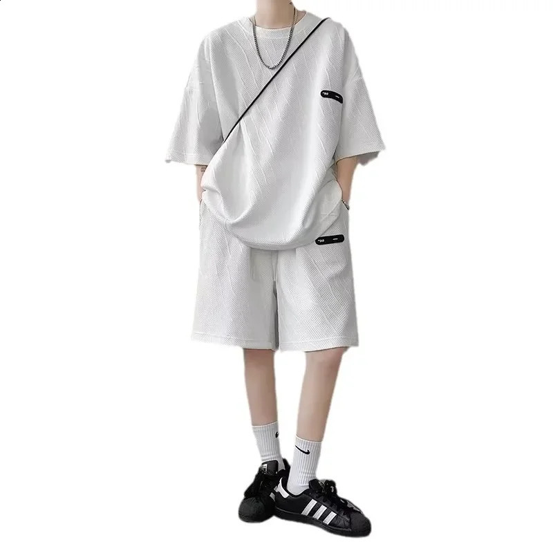 Fashionable casual mens short sleeved summer style fully matched with cool mens fashion trends 240827