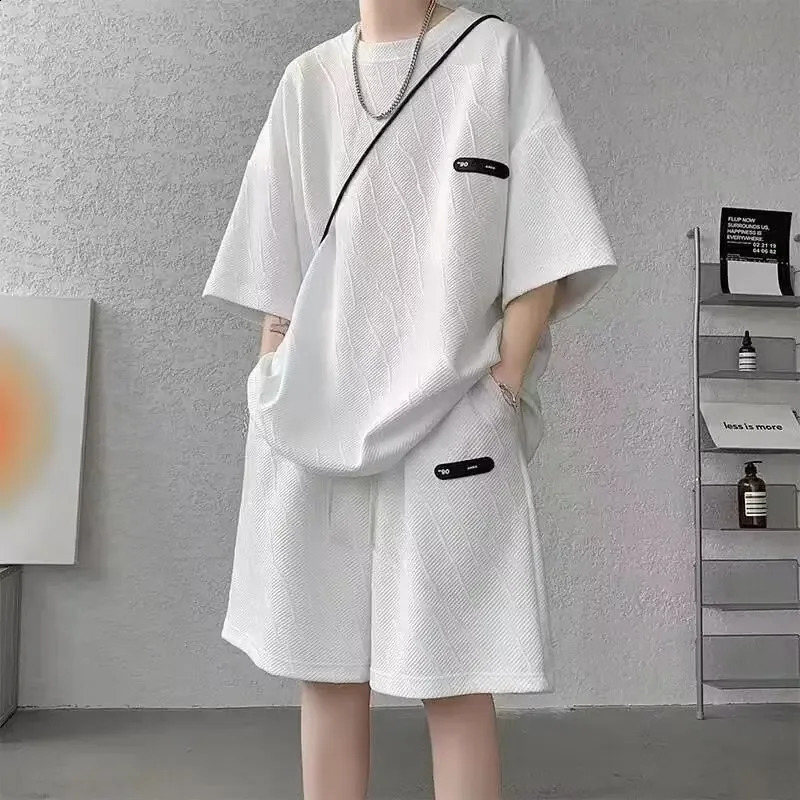 Fashionable casual mens short sleeved summer style fully matched with cool mens fashion trends 240827