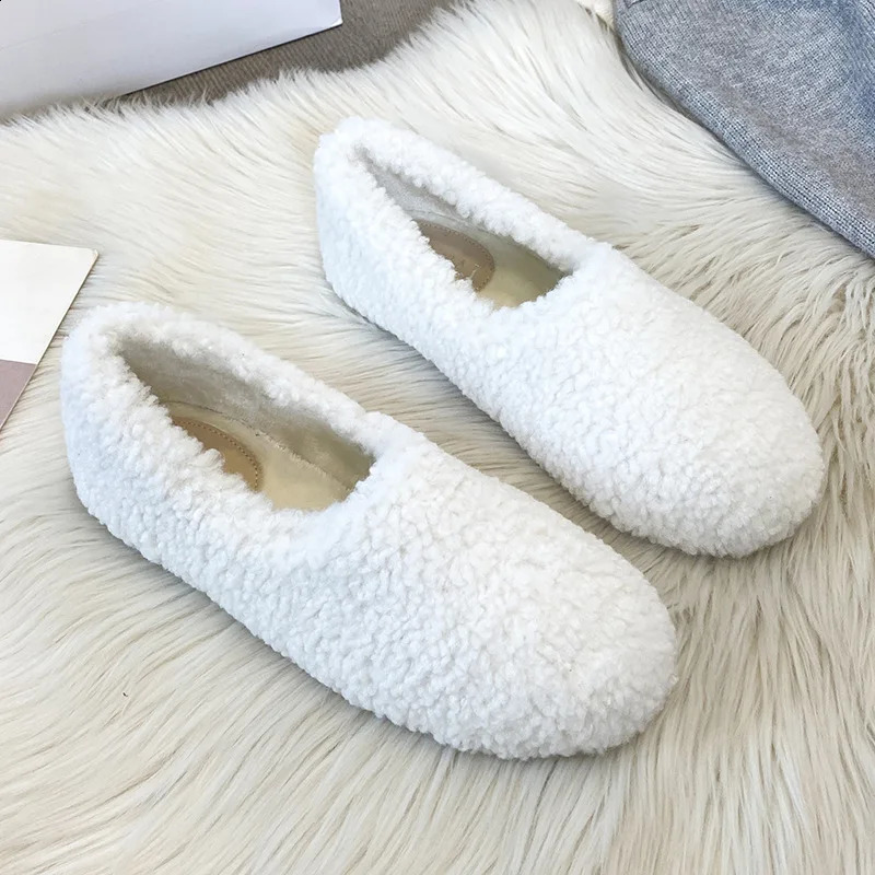 Lambwool Moccasins Winter Cotton Shoes Womens Warm Plush Coat Comfortable Curly Woolen Leather Apartment Womens Large Size 240914