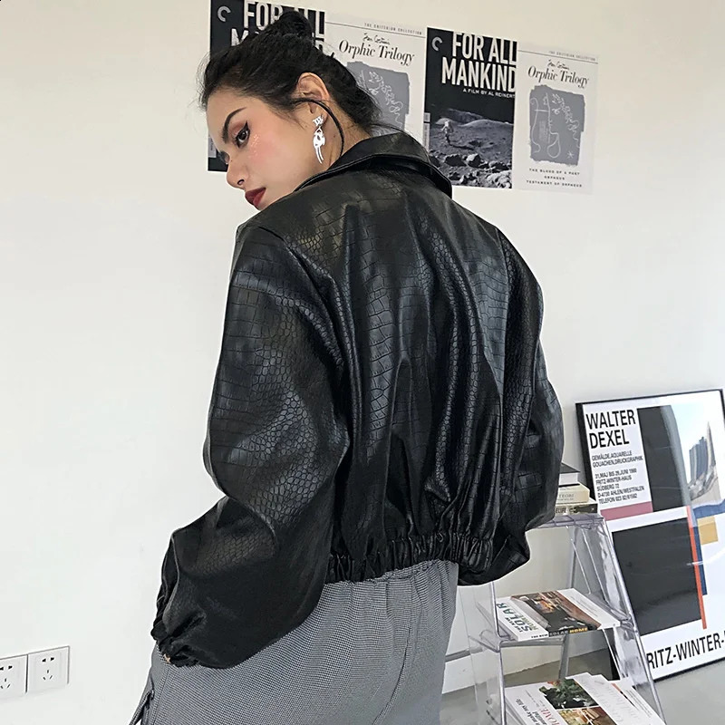 Autumn womens snake print synthetic leather jacket with elastic waist ultra-thin short jacket single-layer womens bicycle jacket 240827