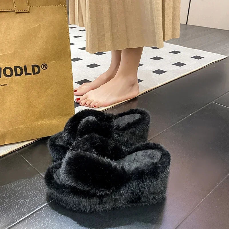 Womens solid color shoe outer casual slippers womens fur slider 2024 high heels winter wedge modern slider 240827