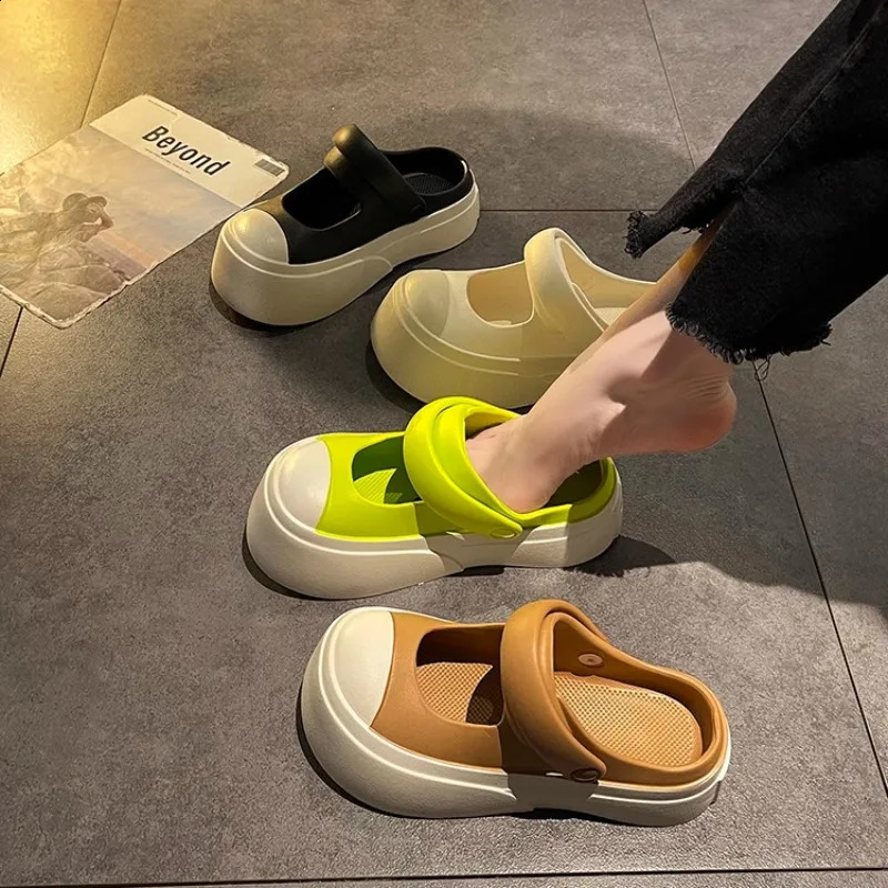 EVA is wearing sandals with canvas airbags and holes on the head two pieces for women and a stylish and casual thick sole for summer 240827