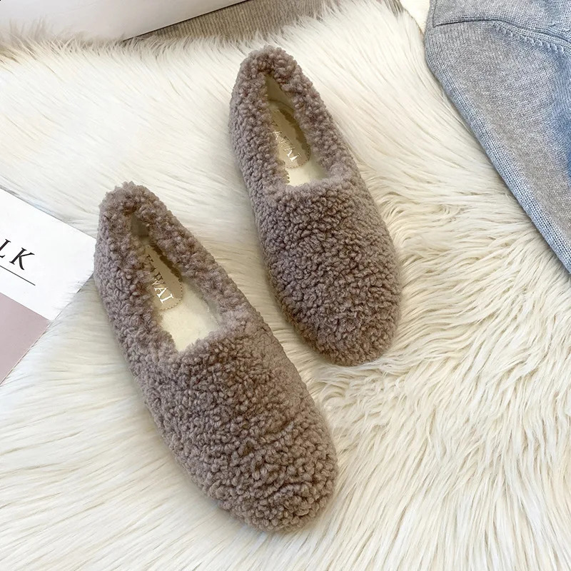 Lambwool Moccasins Winter Cotton Shoes Womens Warm Plush Coat Comfortable Curly Woolen Leather Apartment Womens Large Size 240914