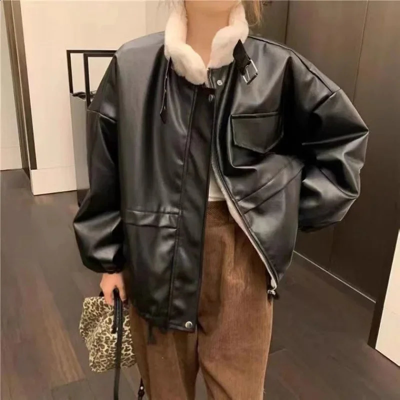 Winter wool lined thick and loose motorcycle jacket suitable for young ladies standing collar long sleeved Pu leather jacket 240827