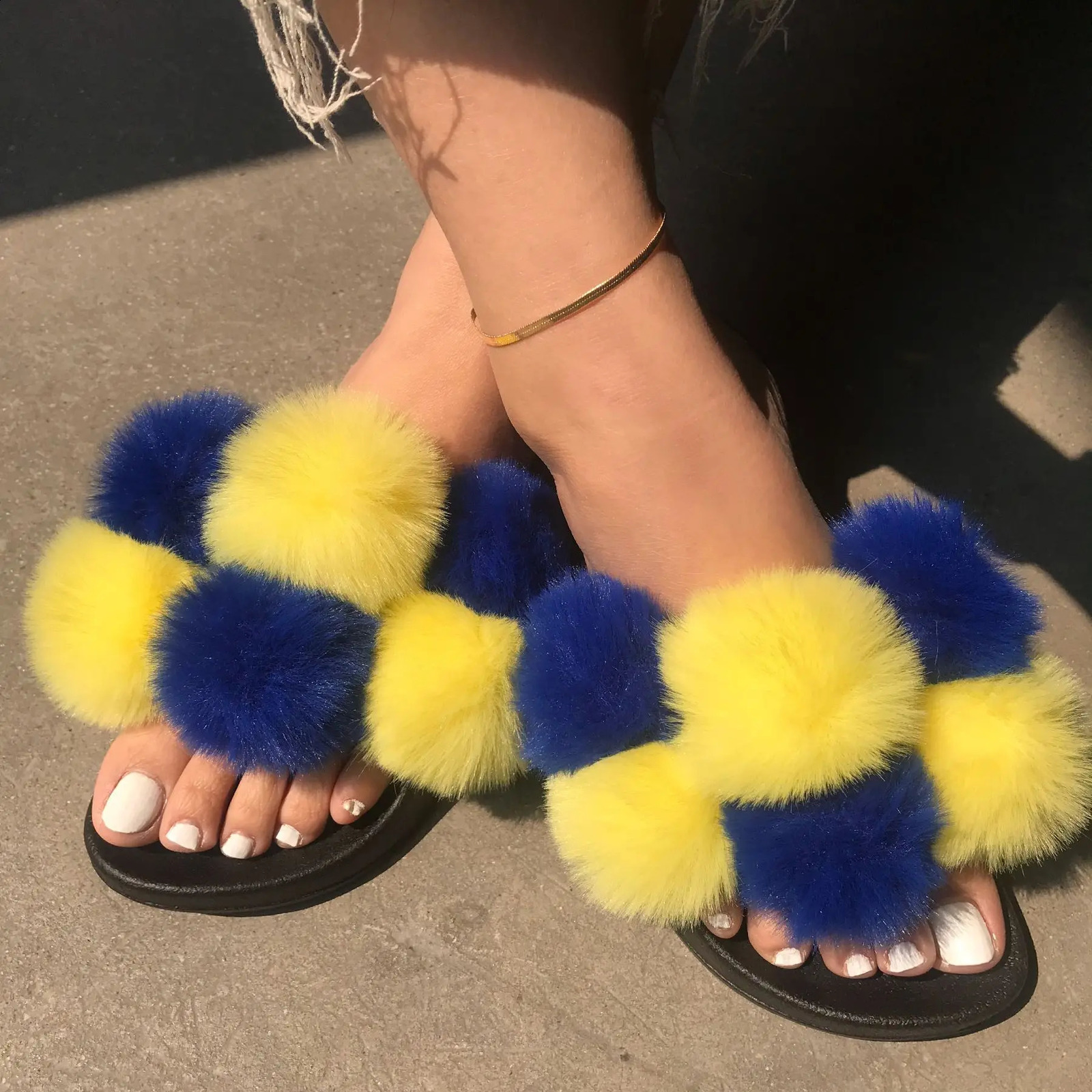 Summer womens fur slider fur Pom fur slider womens cute fur ball flip fluffy faux fur sandals outdoor rainbow shoes 240827