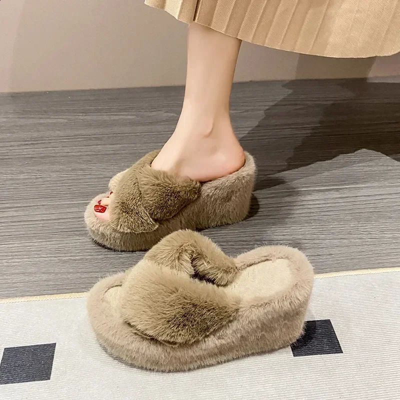 Womens solid color shoe outer casual slippers womens fur slider 2024 high heels winter wedge modern slider 240827