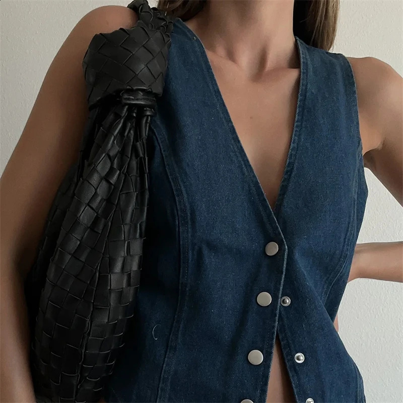 Womens retro sleeveless V-neck button vest womens solid color denim jacket casual slim fit denim top 240828