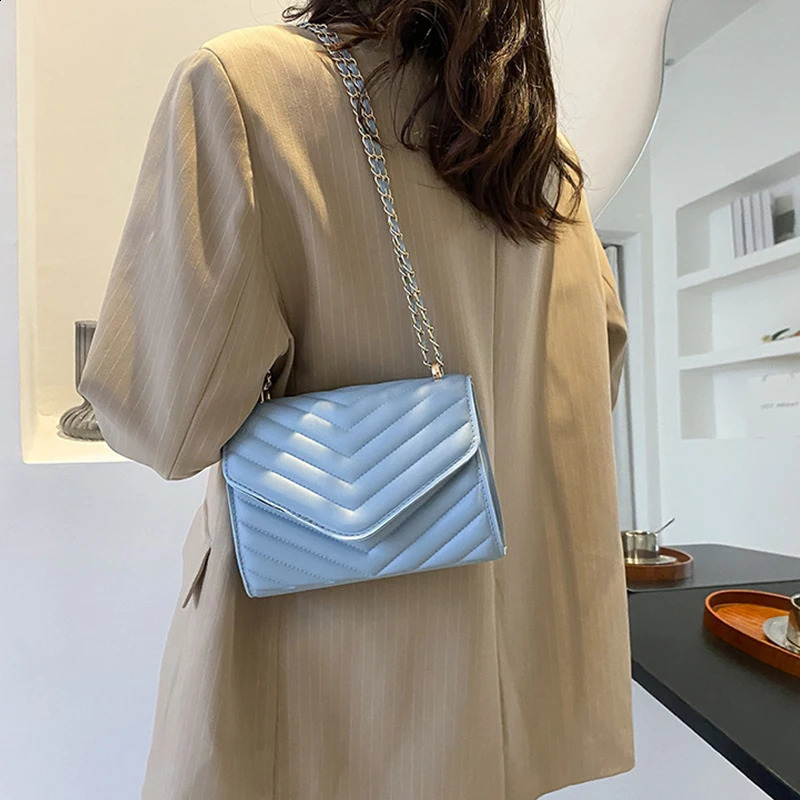 Fashion Classic Niche Wave Internet Celebrity Chain Shoulder Cross Body Bag Paradigm Small Square Bag 240828