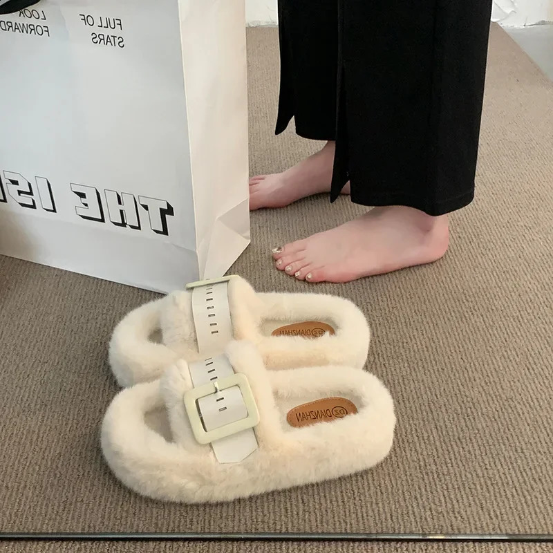 Buckled decorative fluffy fur slippers for women warm open plush slippers for home use winter indoor platform flip slippers 240827