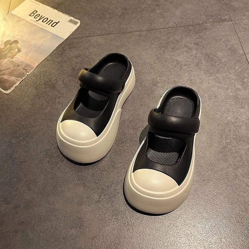 EVA is wearing sandals with canvas airbags and holes on the head two pieces for women and a stylish and casual thick sole for summer 240827