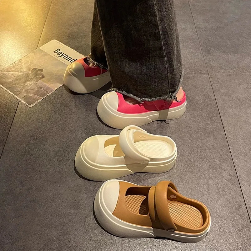 EVA is wearing sandals with canvas airbags and holes on the head two pieces for women and a stylish and casual thick sole for summer 240827