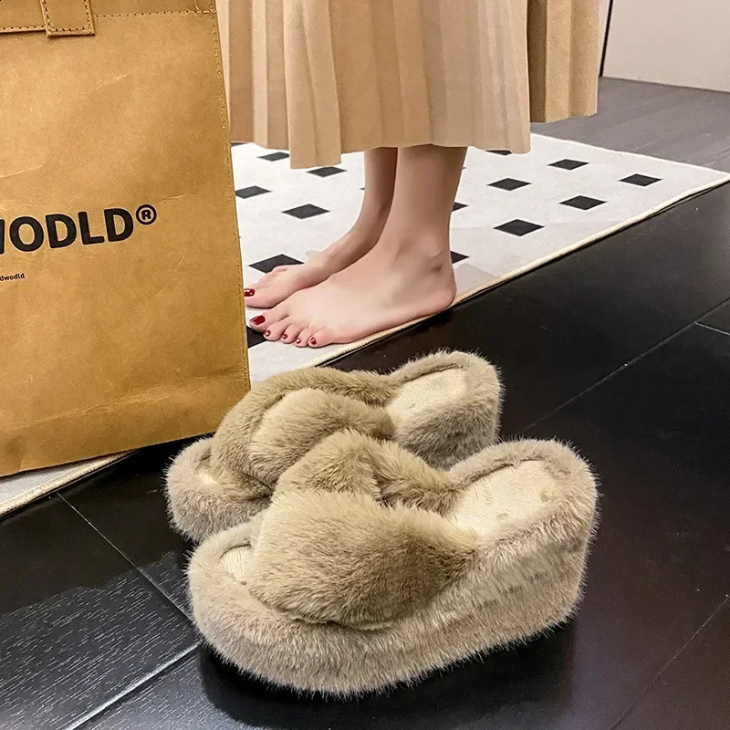Womens solid color shoe outer casual slippers womens fur slider 2024 high heels winter wedge modern slider 240827