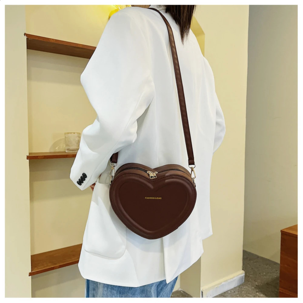 Fashionable heart-shaped ten New font solid color PU leather shoulder casual handbag er womens bag 240828