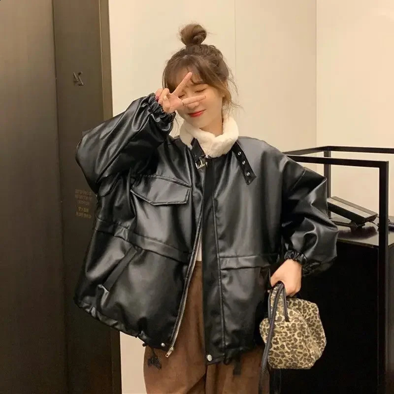 Winter wool lined thick and loose motorcycle jacket suitable for young ladies standing collar long sleeved Pu leather jacket 240827