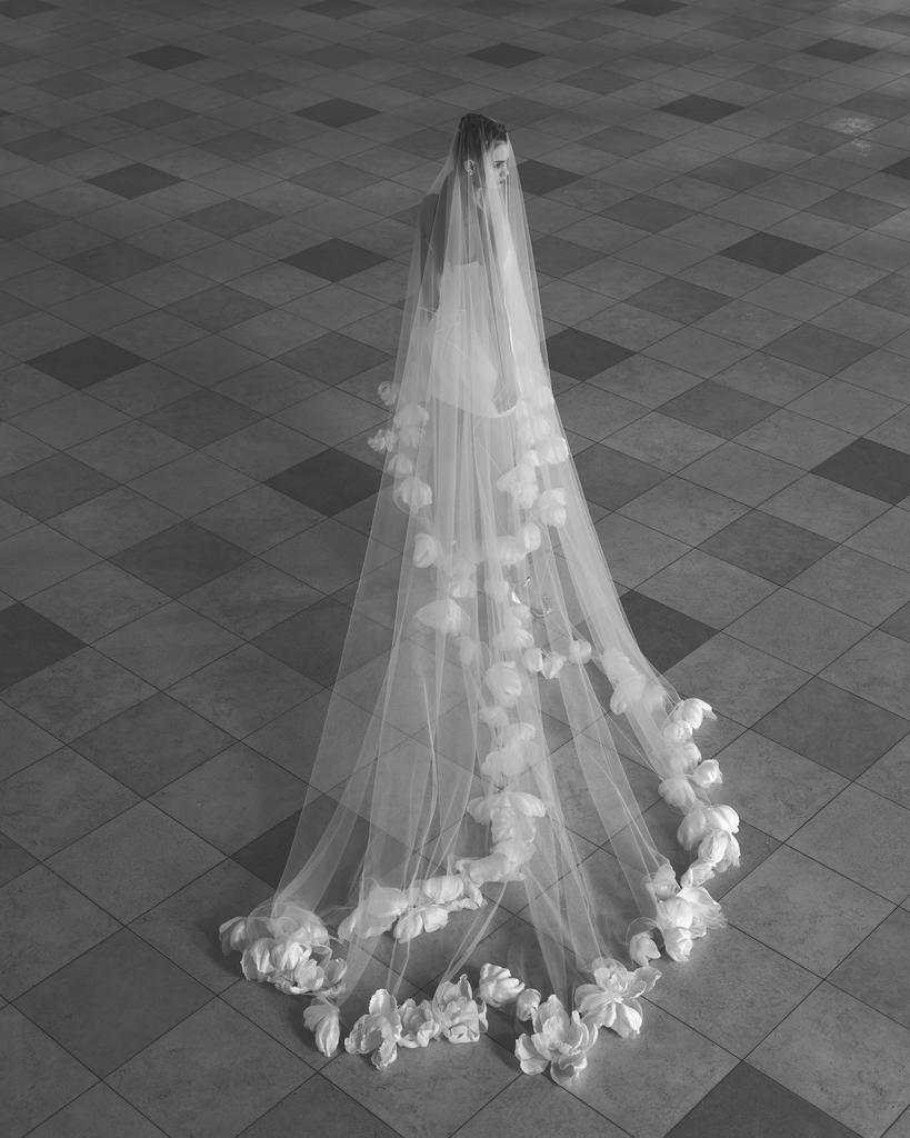 Elegant Long Veil Hand Made Flowers Cathedral Length Wedding Veils Bridal Hair Accessory With Comb Custom Made