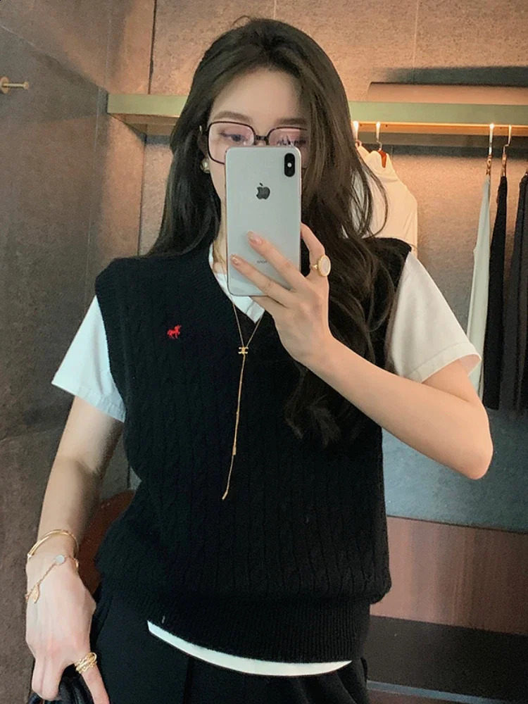 V-neck Knitted Womens Solid Embroidered Pulled Cable Sweater Korean Retro Spring Autumn Loose Vest 240827