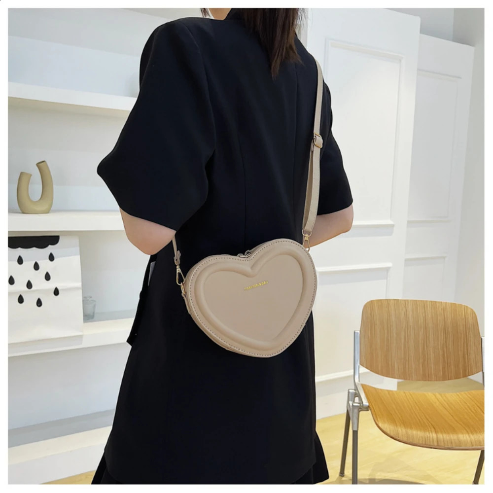 Fashionable heart-shaped ten New font solid color PU leather shoulder casual handbag er womens bag 240828