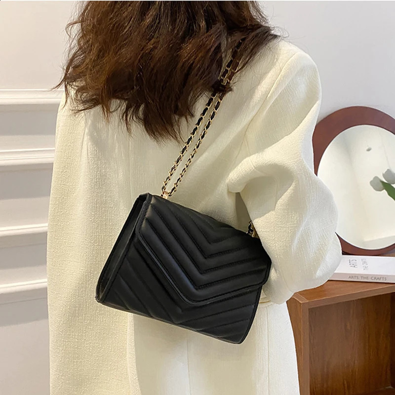 Fashion Classic Niche Wave Internet Celebrity Chain Shoulder Cross Body Bag Paradigm Small Square Bag 240828