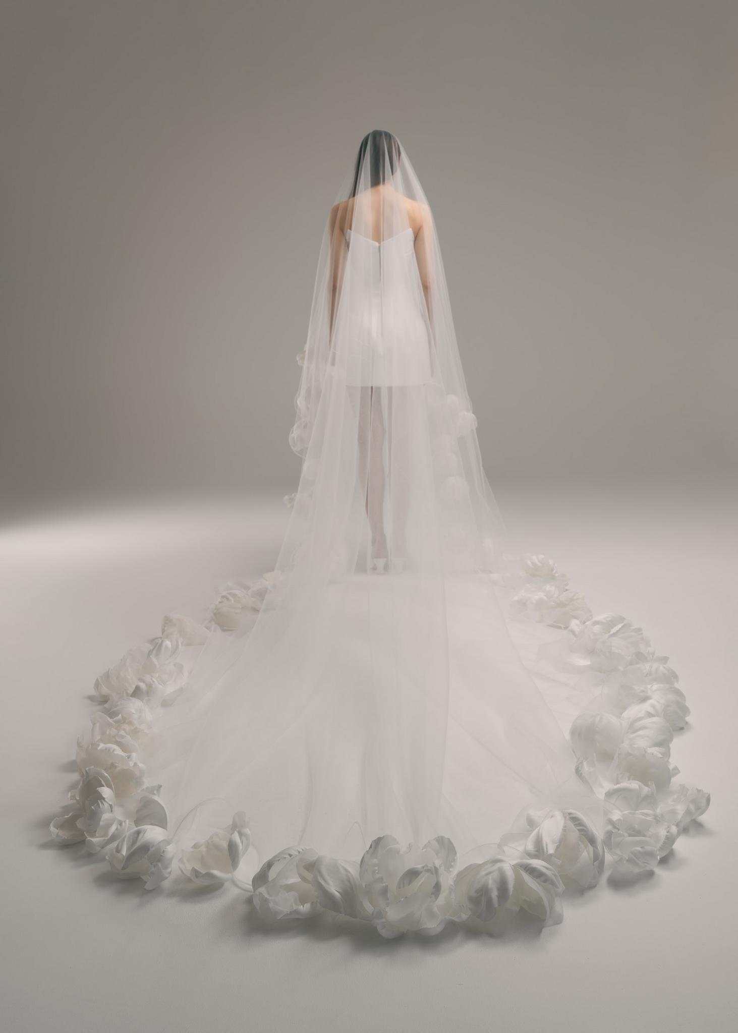 Elegant Long Veil Hand Made Flowers Cathedral Length Wedding Veils Bridal Hair Accessory With Comb Custom Made
