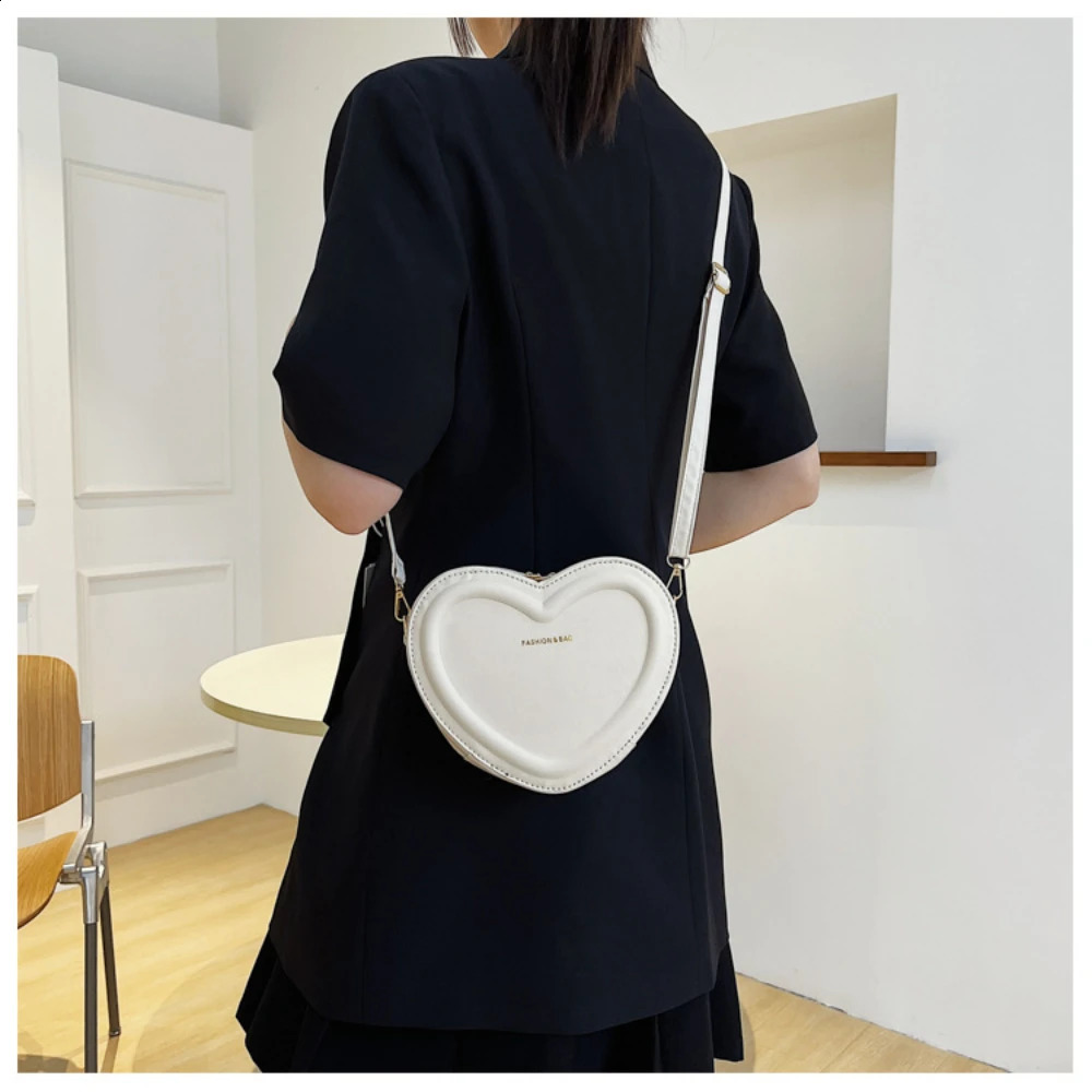 Fashionable heart-shaped ten New font solid color PU leather shoulder casual handbag er womens bag 240828