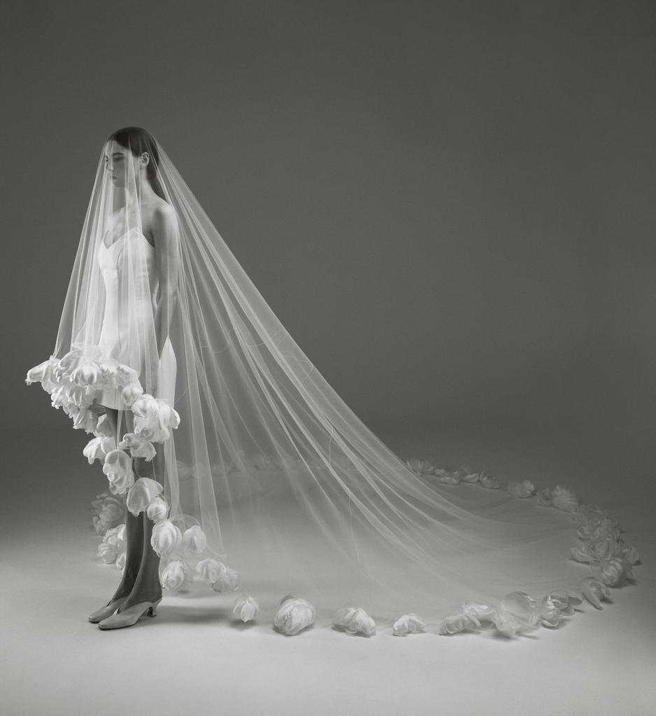 Elegant Long Veil Hand Made Flowers Cathedral Length Wedding Veils Bridal Hair Accessory With Comb Custom Made