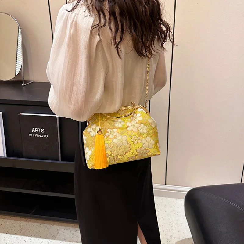 Vintage Women Chain Tassel Shell Clip Evening Clutch Lady Flower Messenger Retro Simplicity Handbags 240827