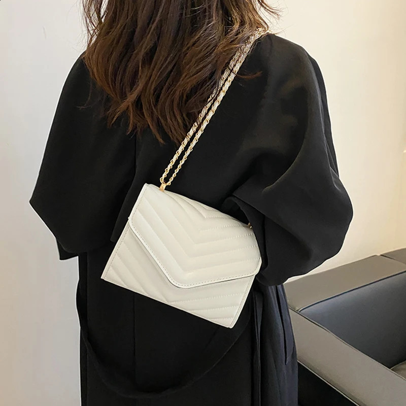 Fashion Classic Niche Wave Internet Celebrity Chain Shoulder Cross Body Bag Paradigm Small Square Bag 240828